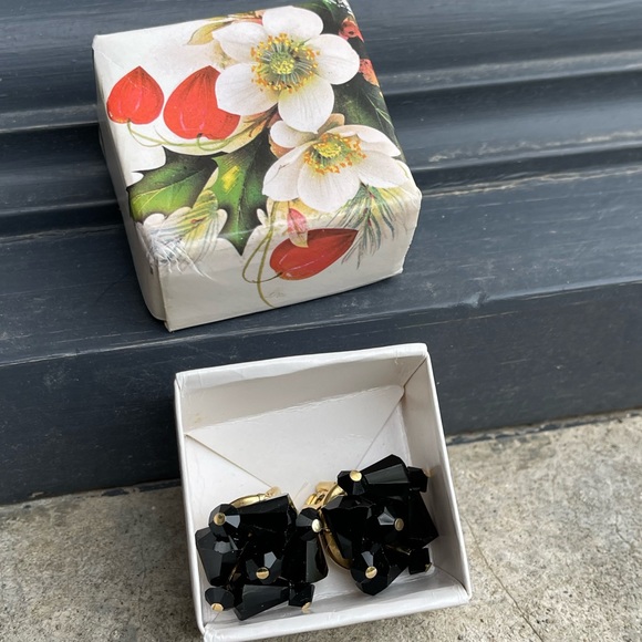 Vintage clip on earrings - Picture 2 of 3